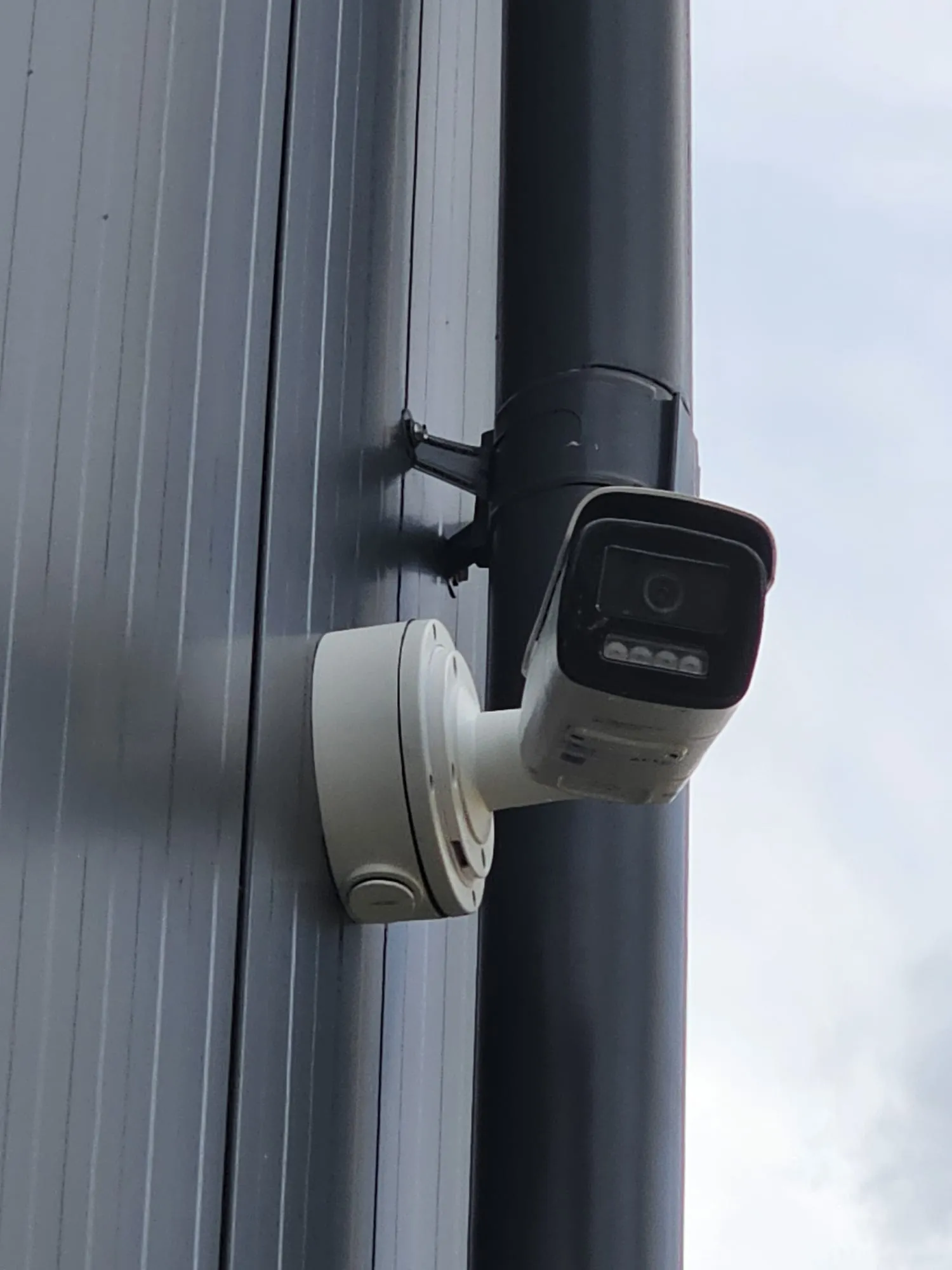 Cameră de supraveghere instalată la exterior