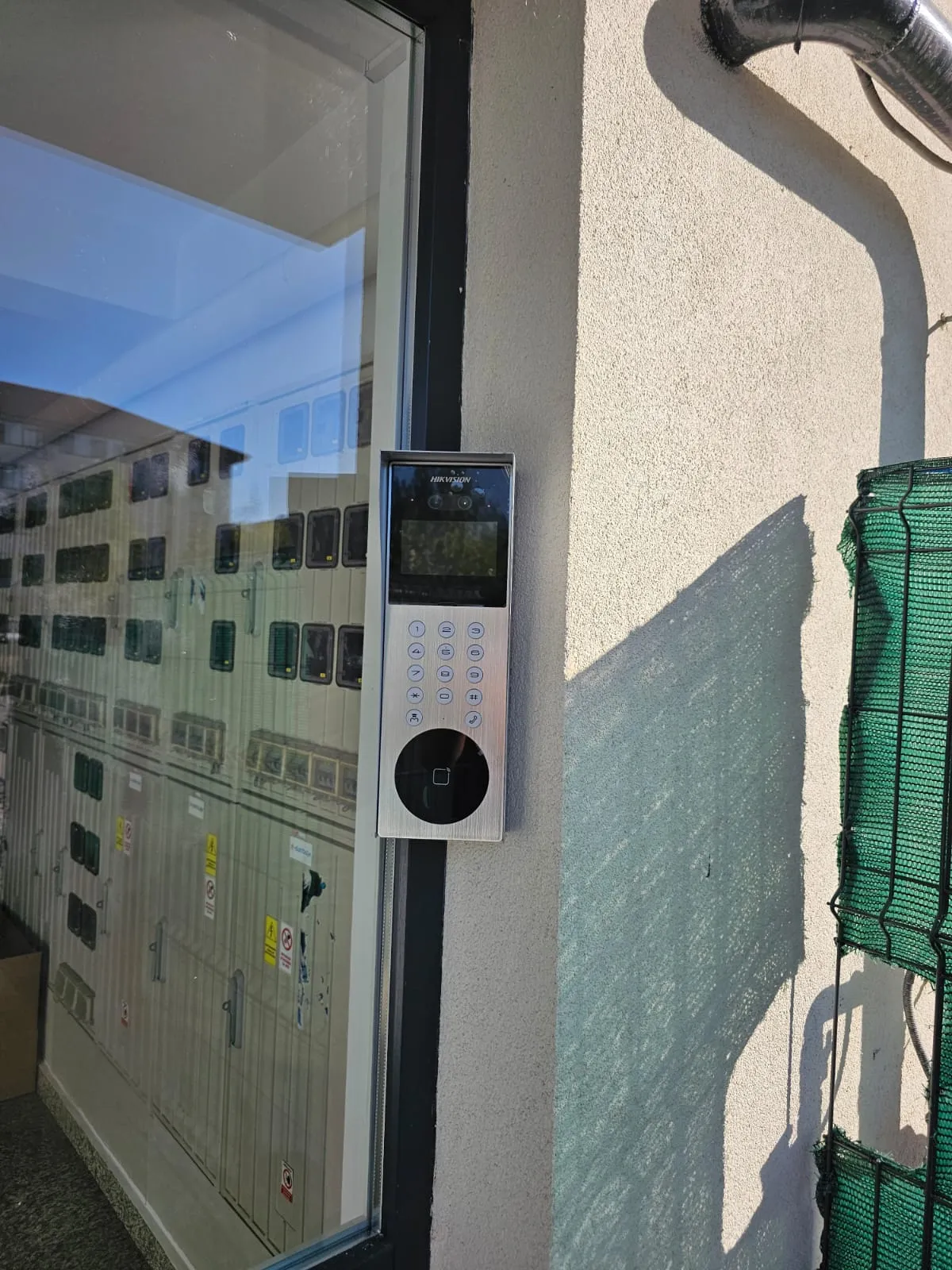 Videointerfon montat la intrarea în clădire